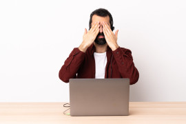 Coçar os olhos é um ato simples, mas prejudicial à visão Coçar os olhos é um ato simples, mas prejudicial à visão